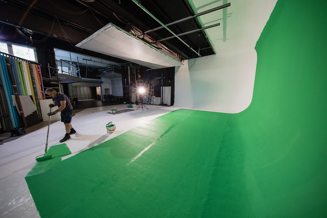 Chroma-Key-Green-Aufbau auf der Hohlkehle der Westside Studios Frankfurt