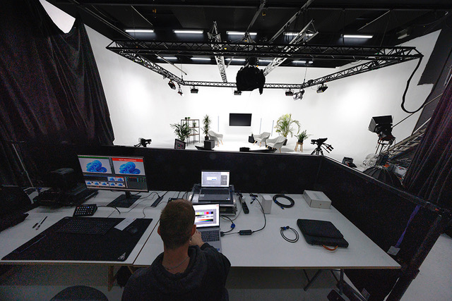 Regieplatz mit Blick auf die Studiofläche der Westside Studios Frankfurt