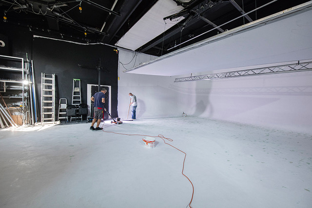 Hohlkehle und Bodenfläche der Westside Studios Frankfurt während der Vorbereitung